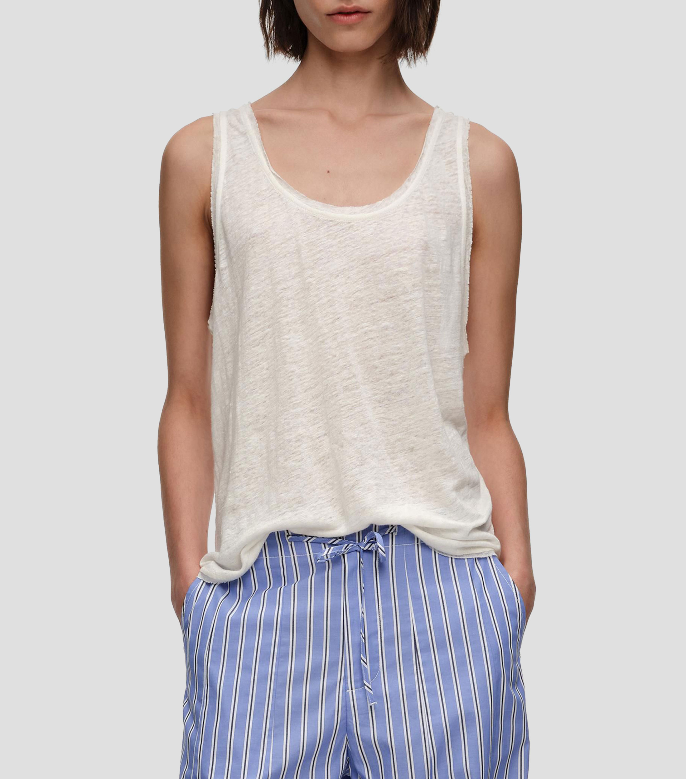 Playera cuello redondo sin mangas diseño lisa Mujer